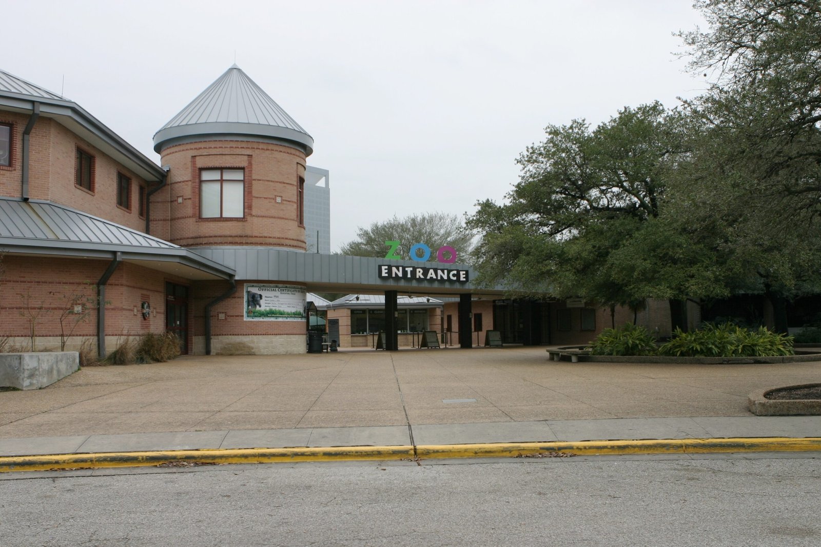 The entrance to the Houston Zoo, located within Hermann Park